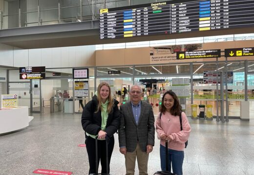 Manuel Mirás agradece o traballo realizado polas dúas alumnas da Universidade de Newcastle que visitaron o Camiño Inglés
